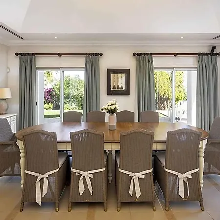 Villa Ferrarias Sleeps 10 With Pool And Wifi