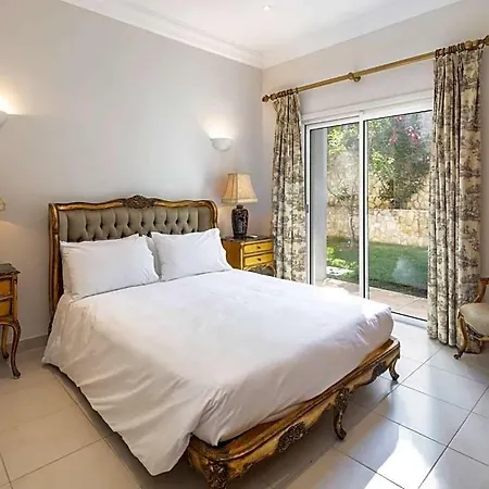 Villa Ferrarias Sleeps 10 With Pool And Wifi